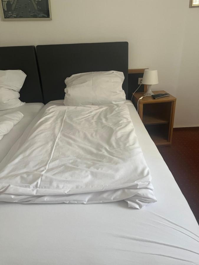 Hotel Zum Taunus Eppstein Bagian luar foto