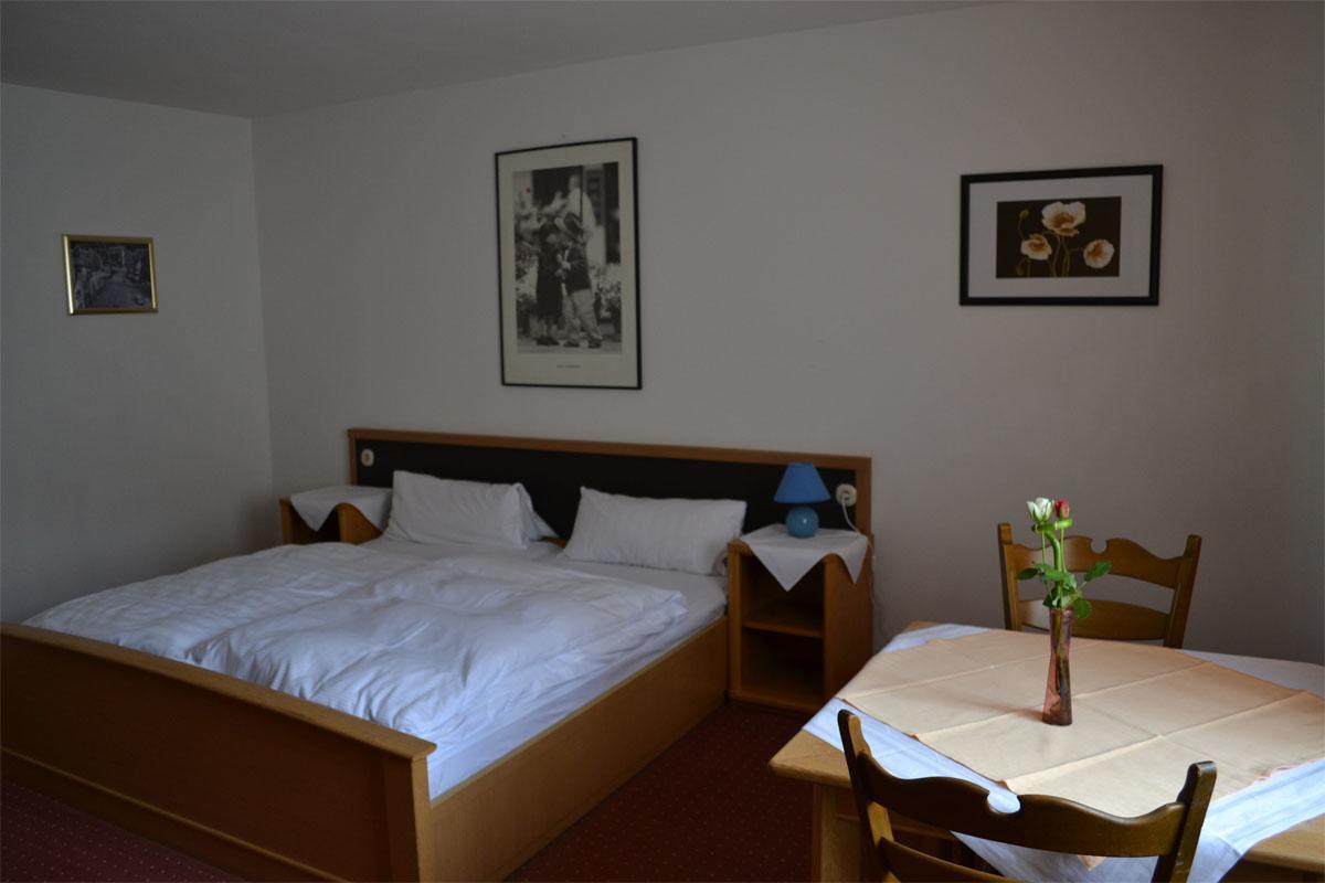 Hotel Zum Taunus Eppstein Bagian luar foto