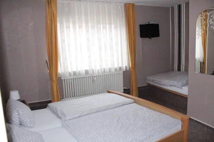 Hotel Zum Taunus Eppstein Bagian luar foto